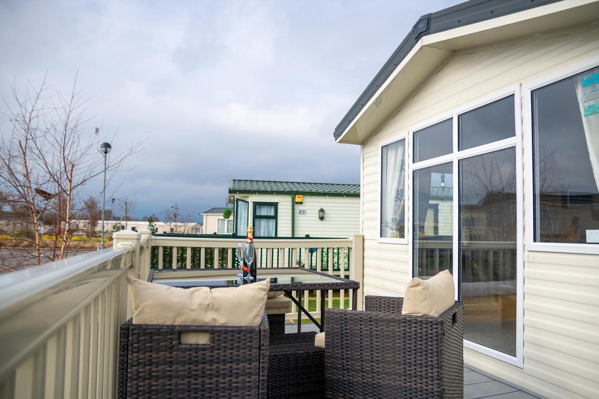 64 Lancaster The Lazy Willow 3 Bedroom Hot Tub Caravan Tattershall Lakes Exterior photo